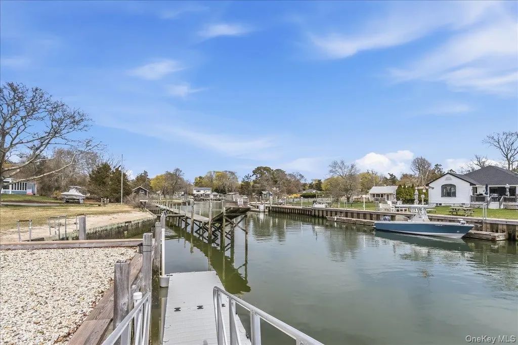 15 Gardners Lane Hampton Bays NY 11946