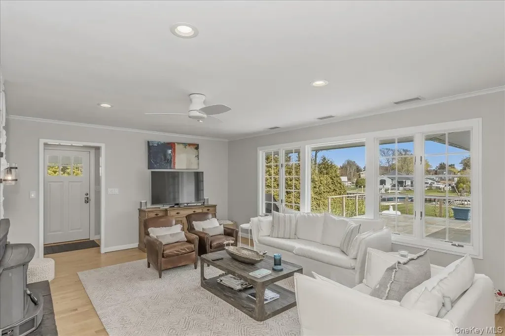 15 Gardners Lane Hampton Bays NY 11946