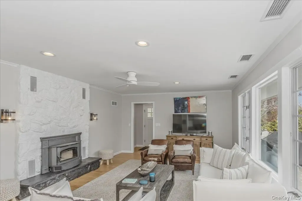 15 Gardners Lane Hampton Bays NY 11946