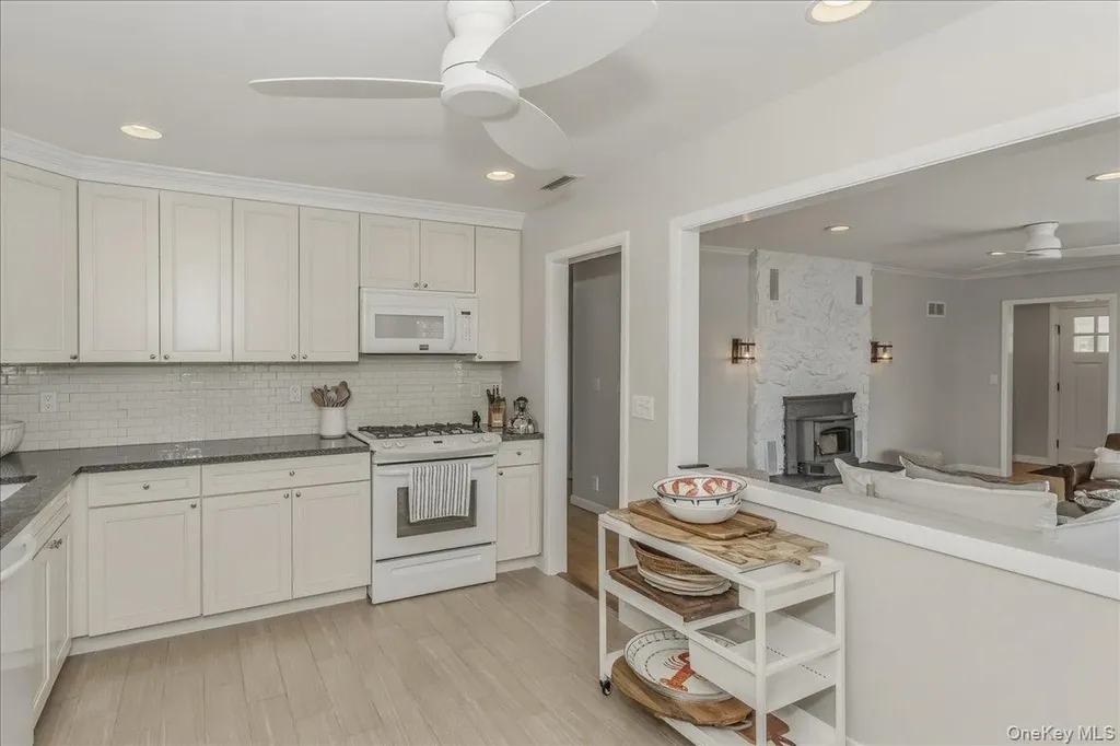 15 Gardners Lane Hampton Bays NY 11946