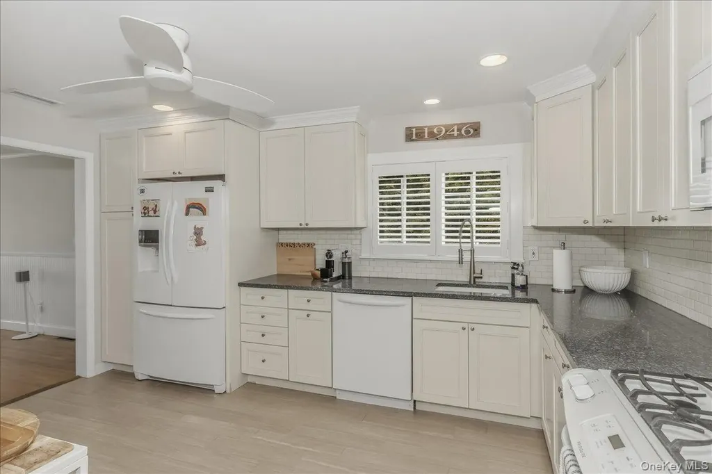 15 Gardners Lane Hampton Bays NY 11946