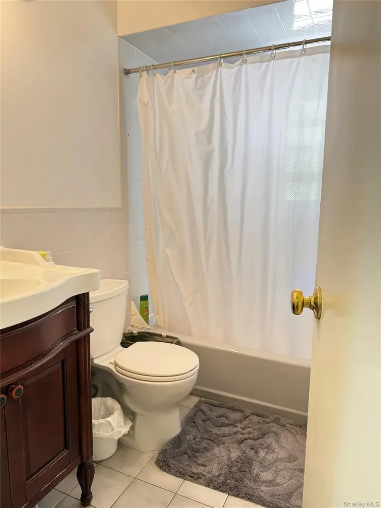 16 Greenway Circle Syosset NY 11791