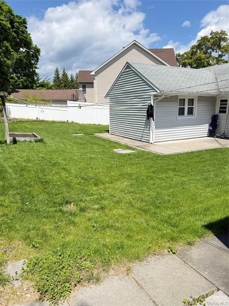 16 Greenway Circle Syosset NY 11791