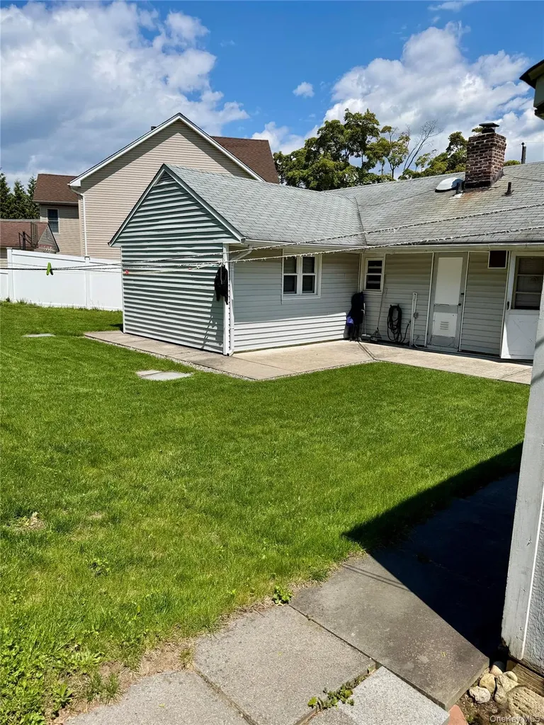 16 Greenway Circle Syosset NY 11791