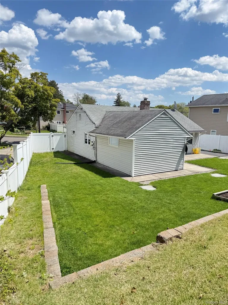 16 Greenway Circle Syosset NY 11791