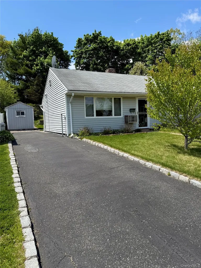 16 Greenway Circle Syosset NY 11791