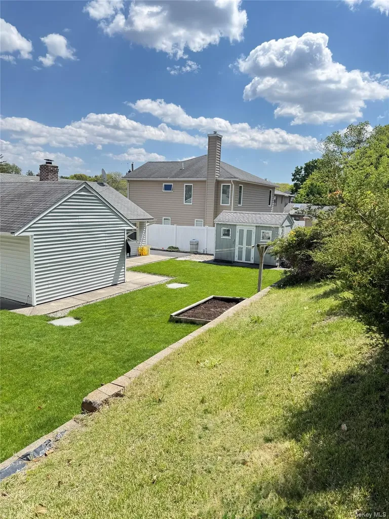 16 Greenway Circle Syosset NY 11791