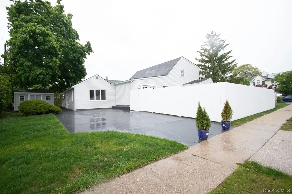 48 Ripple Lane Levittown NY 11756