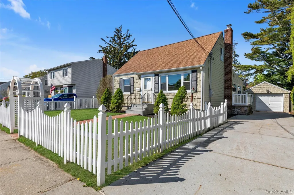 241 Phyllis Drive Lindenhurst NY 11757