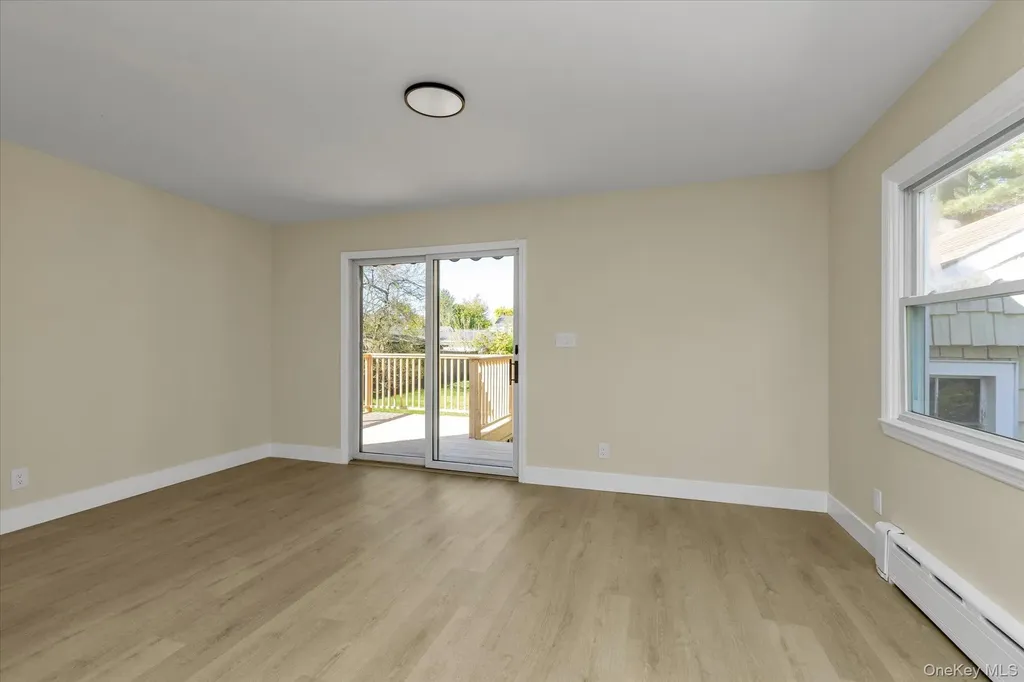241 Phyllis Drive Lindenhurst NY 11757