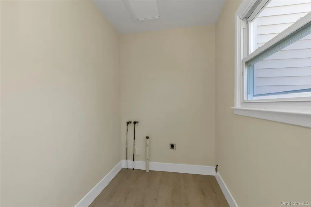 241 Phyllis Drive Lindenhurst NY 11757
