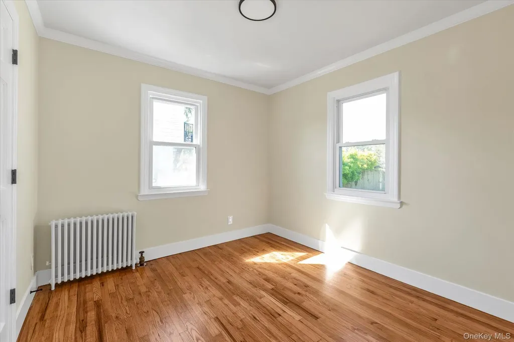 241 Phyllis Drive Lindenhurst NY 11757