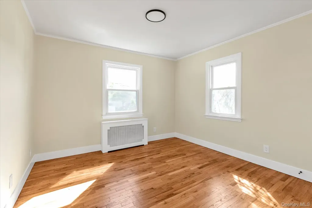 241 Phyllis Drive Lindenhurst NY 11757