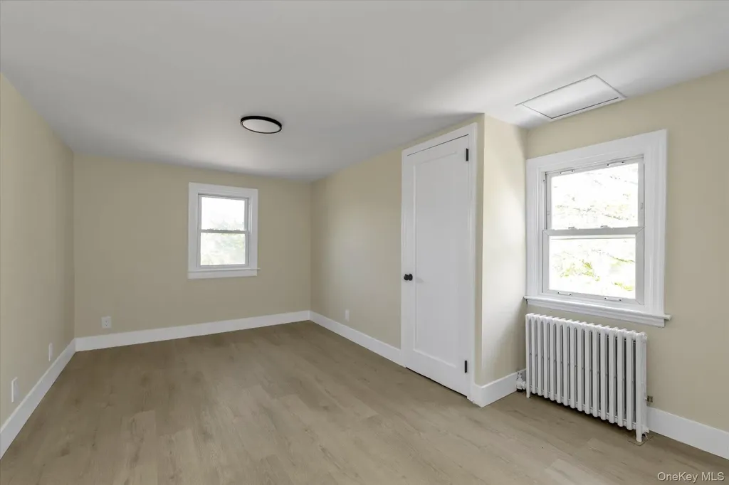 241 Phyllis Drive Lindenhurst NY 11757