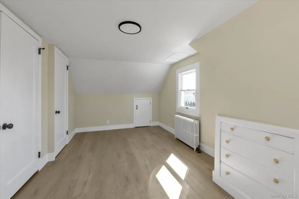 241 Phyllis Drive Lindenhurst NY 11757