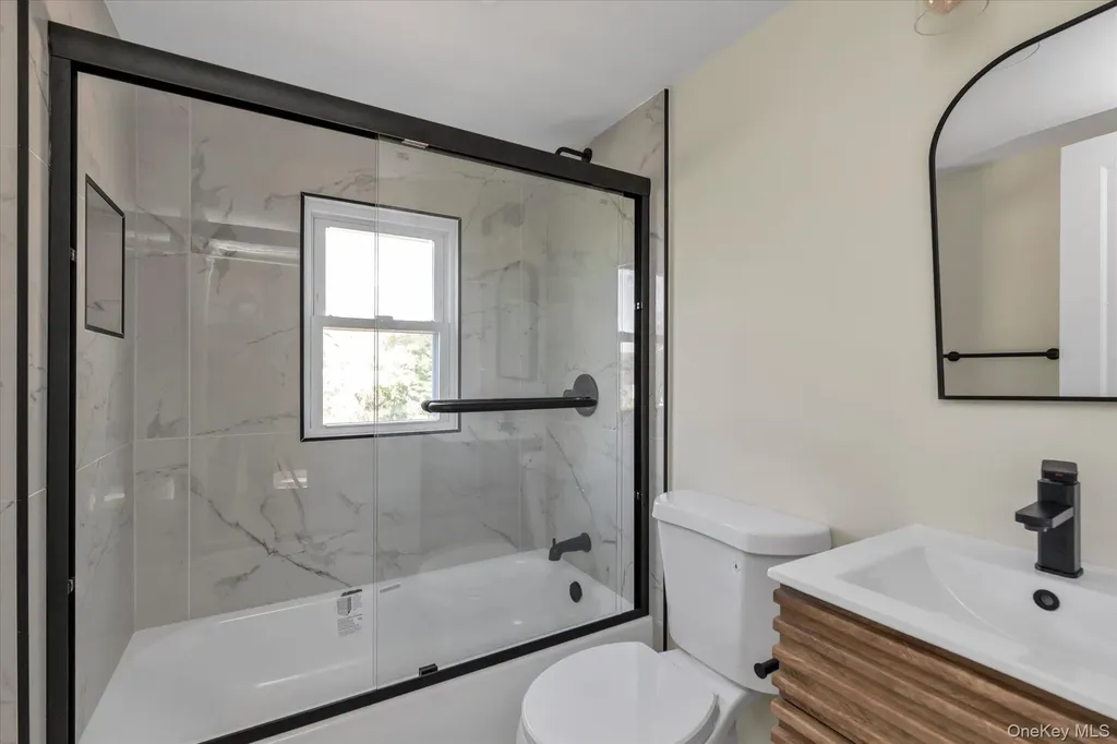 241 Phyllis Drive Lindenhurst NY 11757