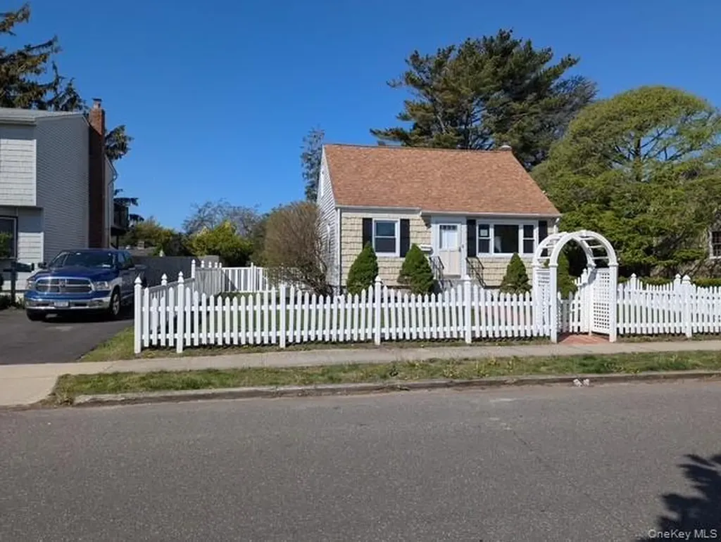 241 Phyllis Drive Lindenhurst NY 11757