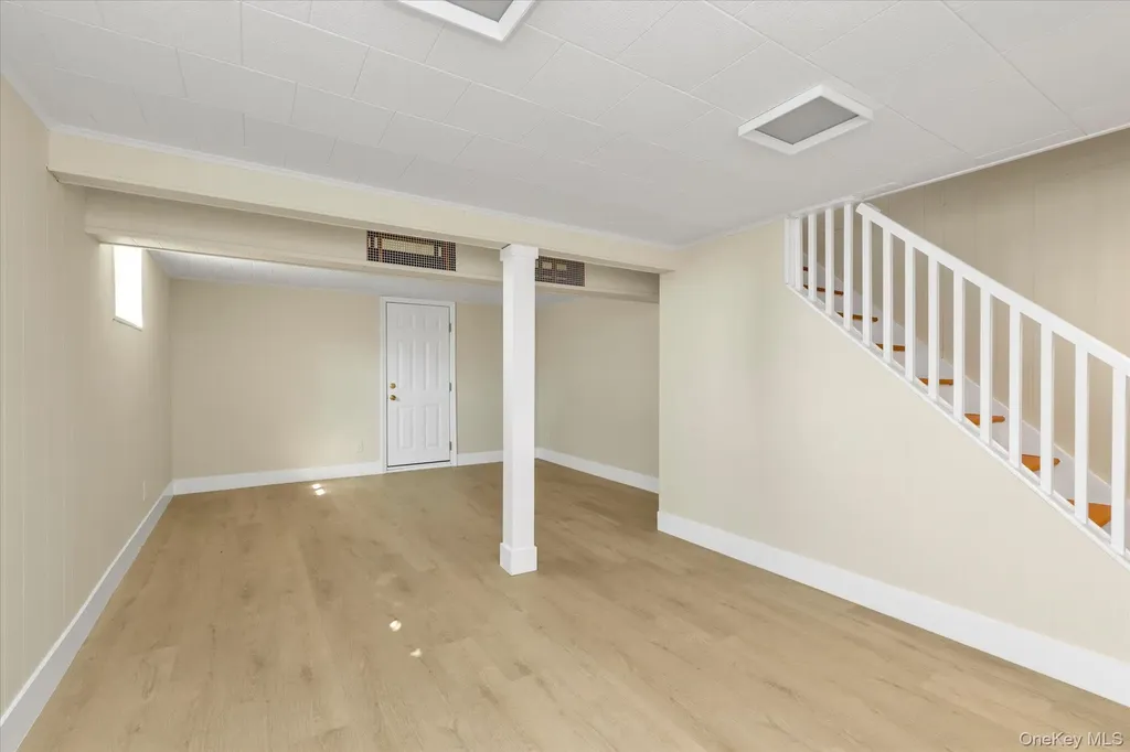 241 Phyllis Drive Lindenhurst NY 11757