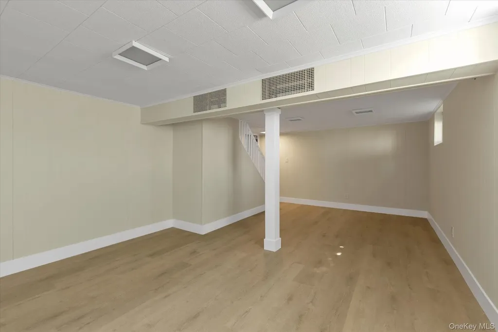 241 Phyllis Drive Lindenhurst NY 11757