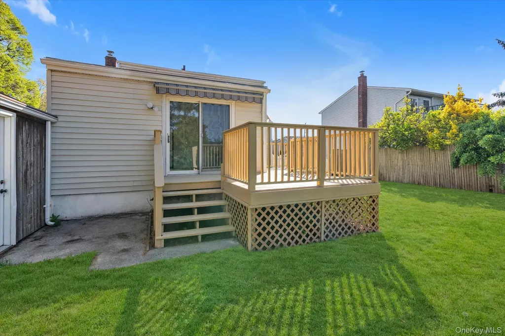 241 Phyllis Drive Lindenhurst NY 11757