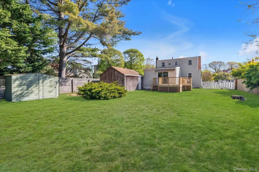 241 Phyllis Drive Lindenhurst NY 11757