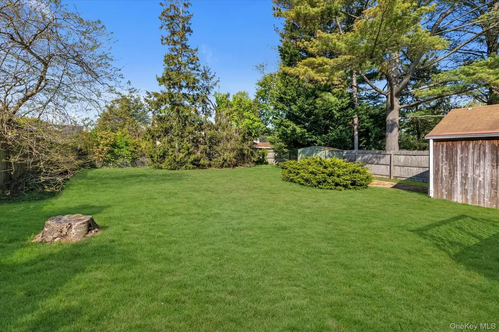 241 Phyllis Drive Lindenhurst NY 11757