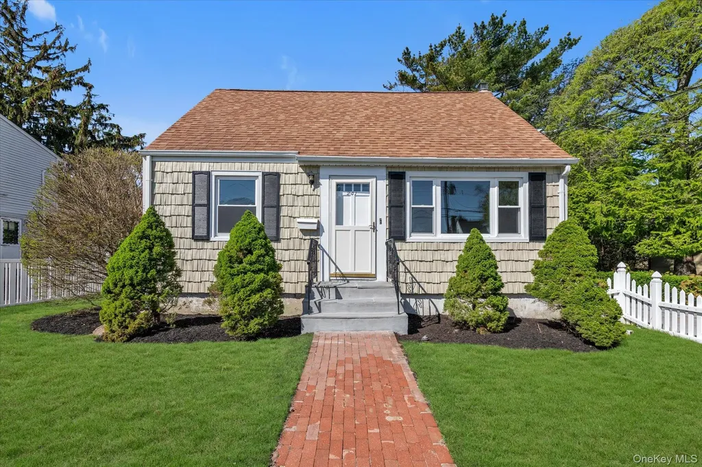 241 Phyllis Drive Lindenhurst NY 11757