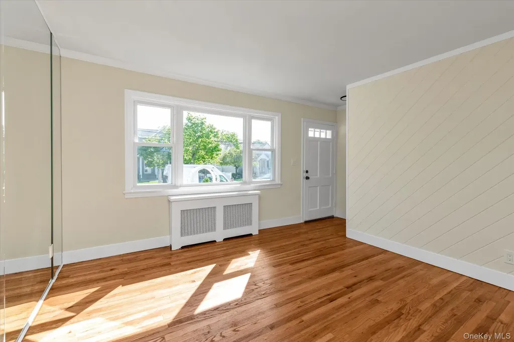 241 Phyllis Drive Lindenhurst NY 11757