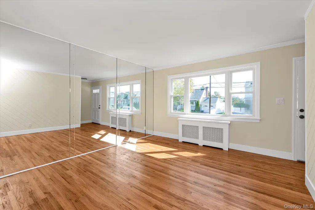 241 Phyllis Drive Lindenhurst NY 11757