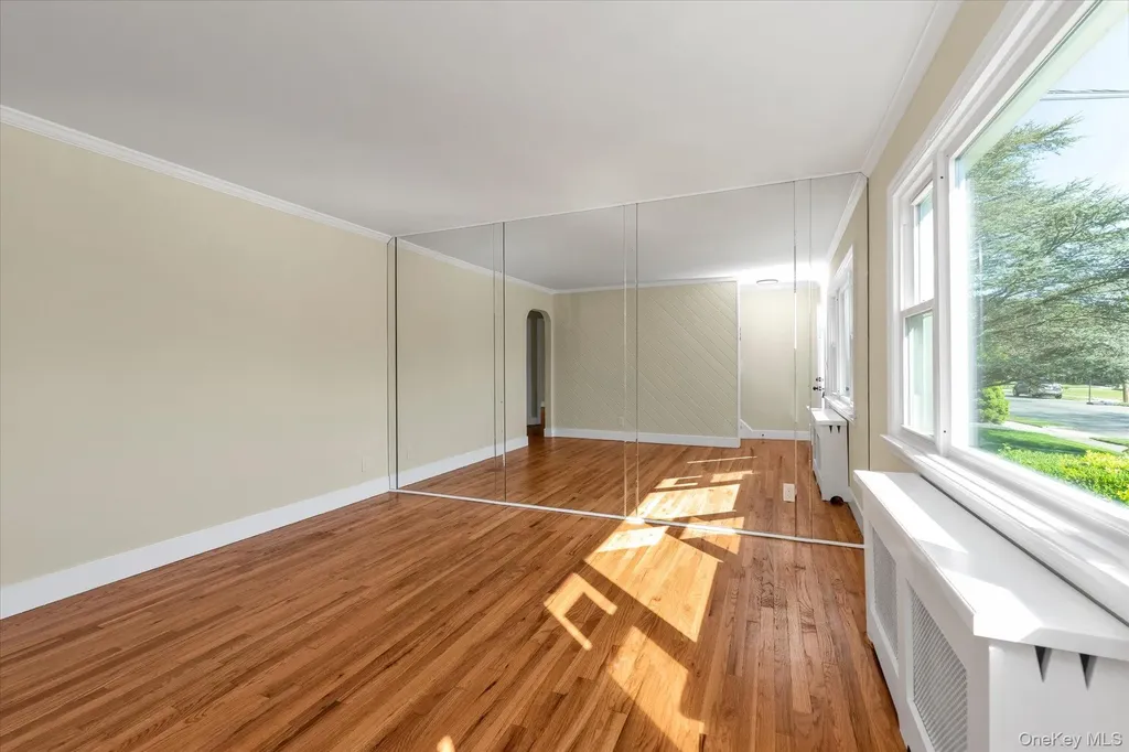 241 Phyllis Drive Lindenhurst NY 11757