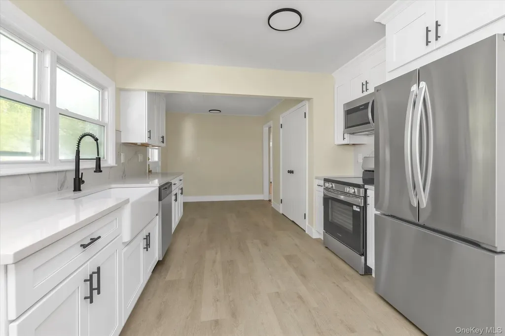241 Phyllis Drive Lindenhurst NY 11757