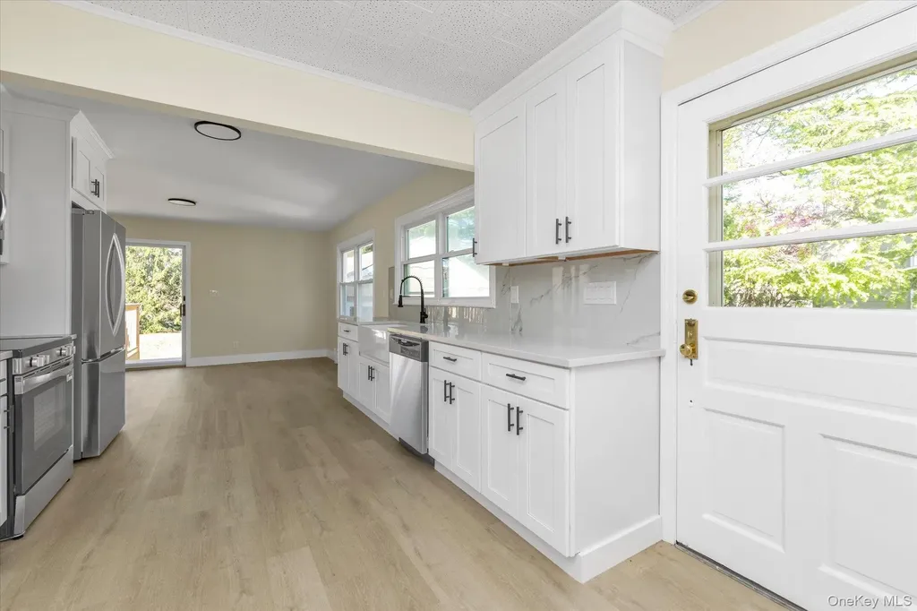 241 Phyllis Drive Lindenhurst NY 11757
