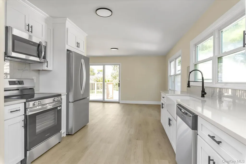 241 Phyllis Drive Lindenhurst NY 11757