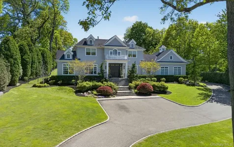 32 Elm Street Woodbury NY 11797