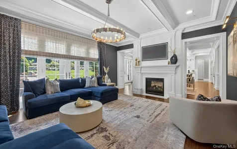 32 Elm Street Woodbury NY 11797