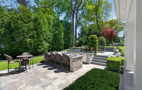 32 Elm Street Woodbury NY 11797