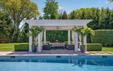 32 Elm Street Woodbury NY 11797