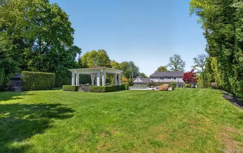 32 Elm Street Woodbury NY 11797