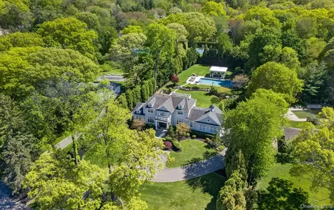 32 Elm Street Woodbury NY 11797