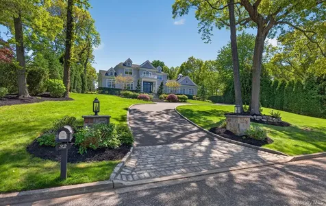 32 Elm Street Woodbury NY 11797
