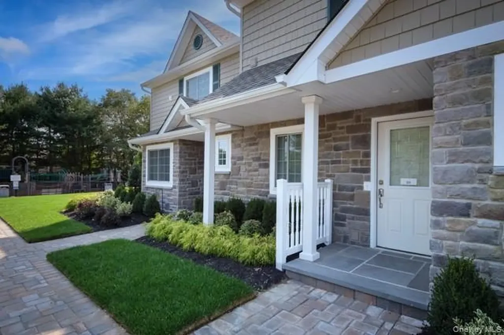19 Cassa Loop Holtsville NY 11742