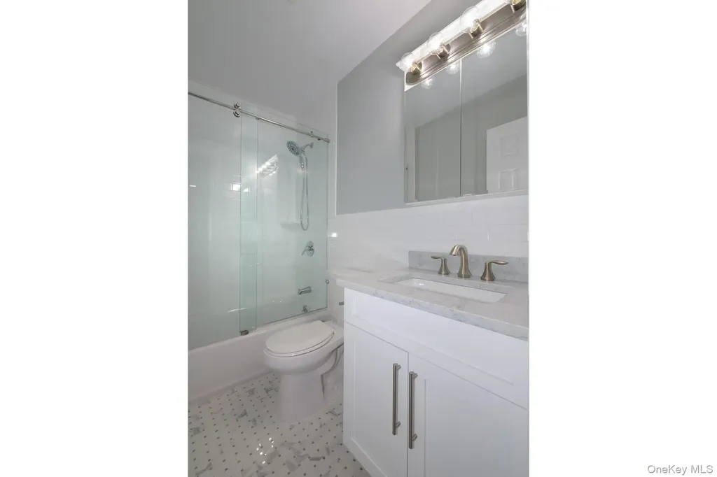 19 Cassa Loop Holtsville NY 11742