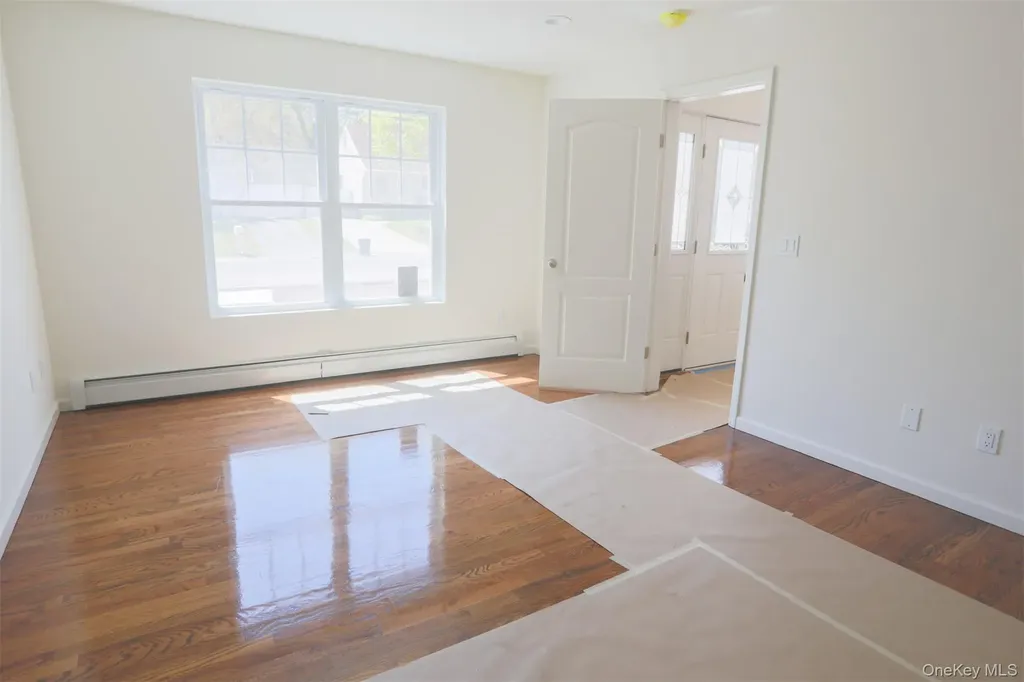 33 Dressel Mastic NY 11950