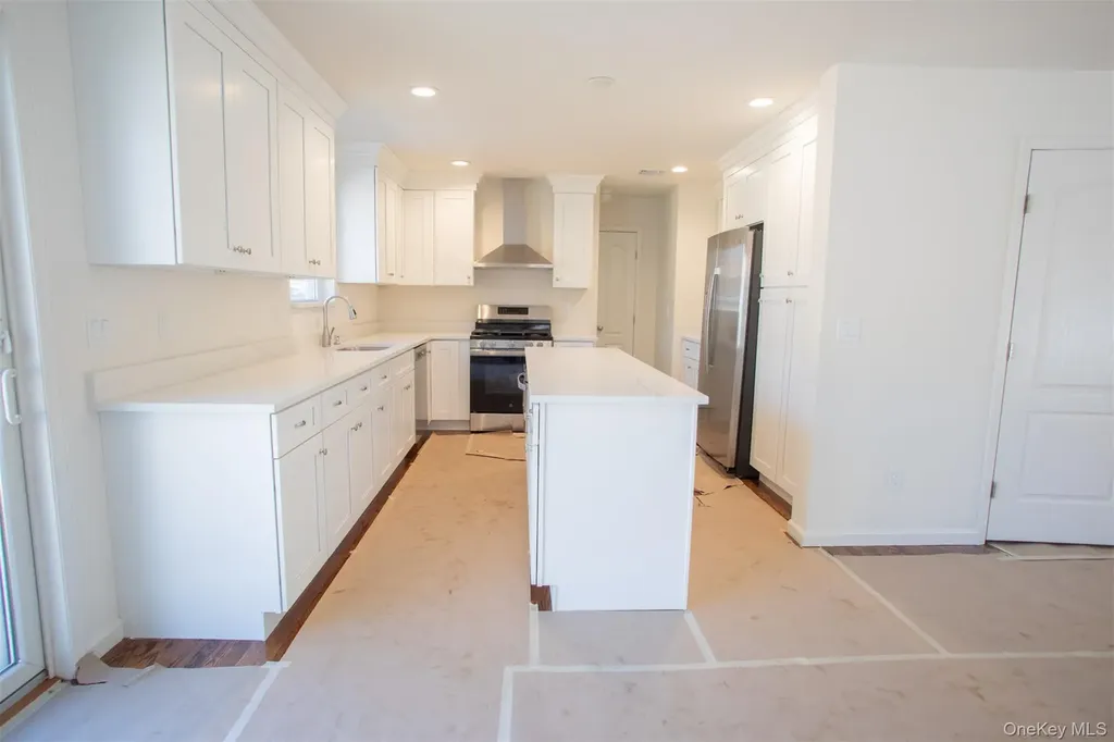 33 Dressel Mastic NY 11950