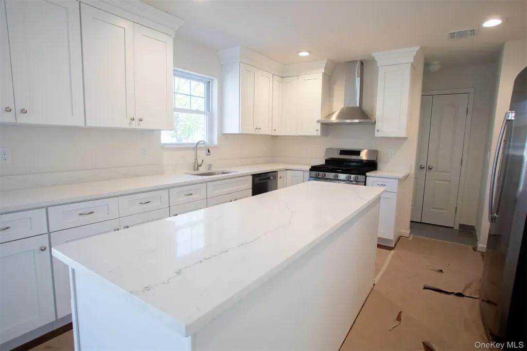 33 Dressel Mastic NY 11950