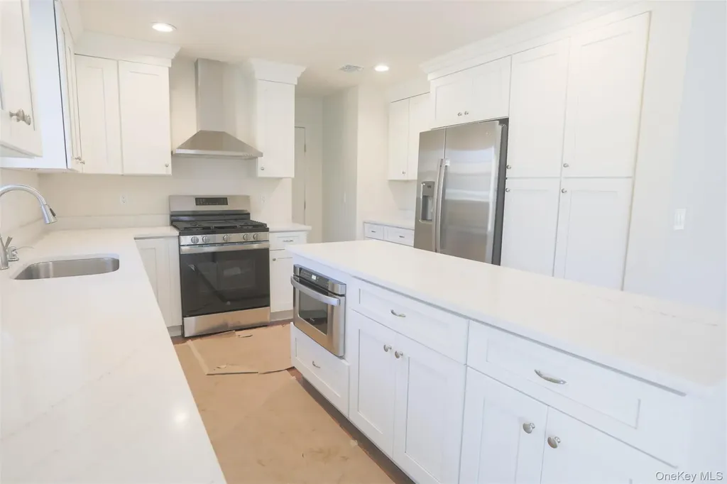 33 Dressel Mastic NY 11950
