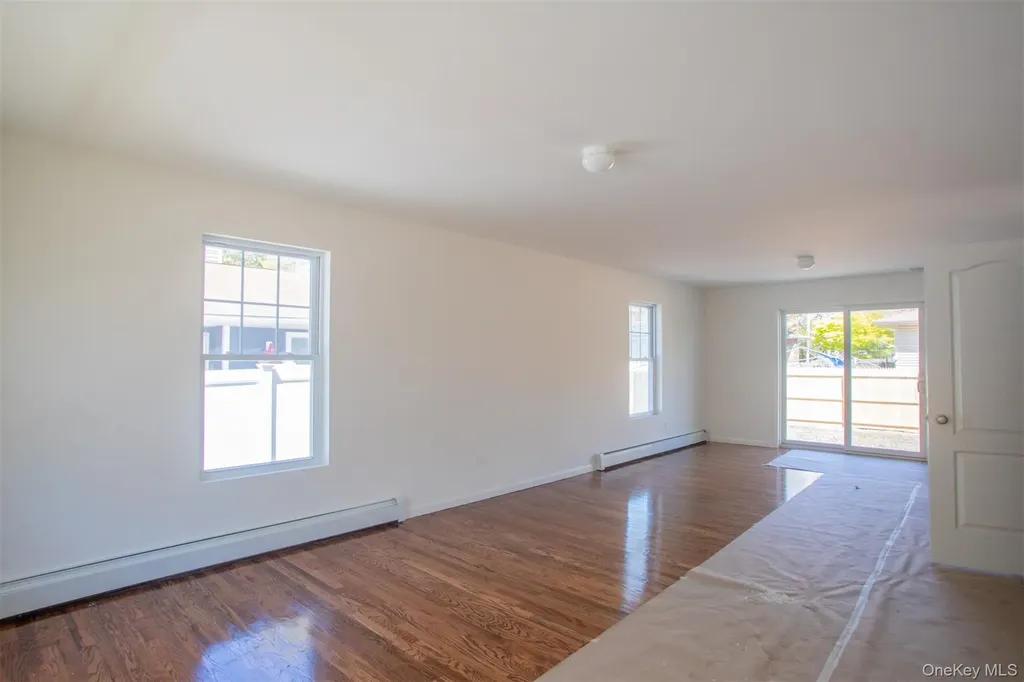 33 Dressel Mastic NY 11950