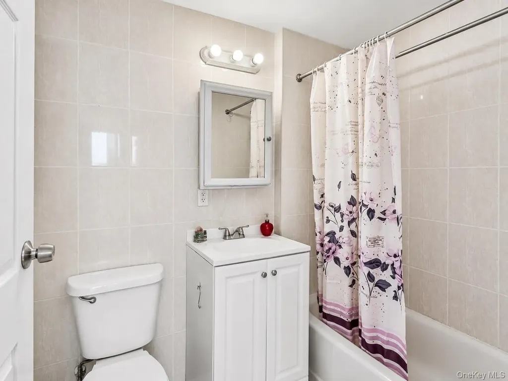 81-15 Queens Boulevard 7c Elmhurst NY 11373