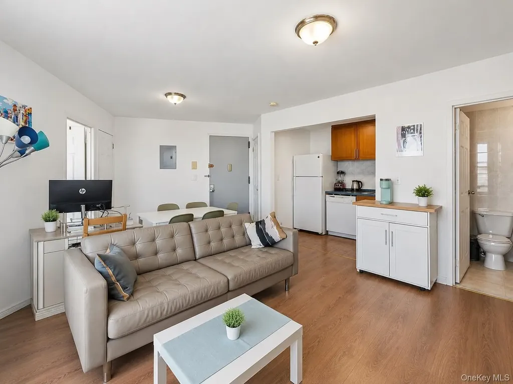 81-15 Queens Boulevard 7c Elmhurst NY 11373