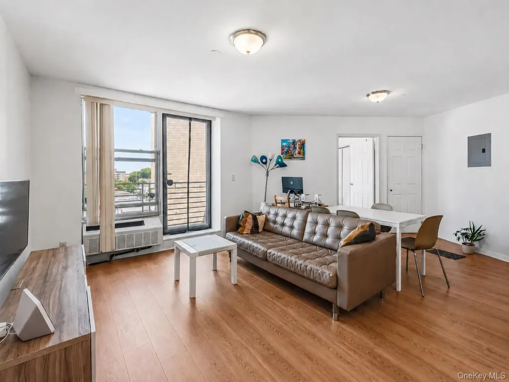 81-15 Queens Boulevard 7c Elmhurst NY 11373